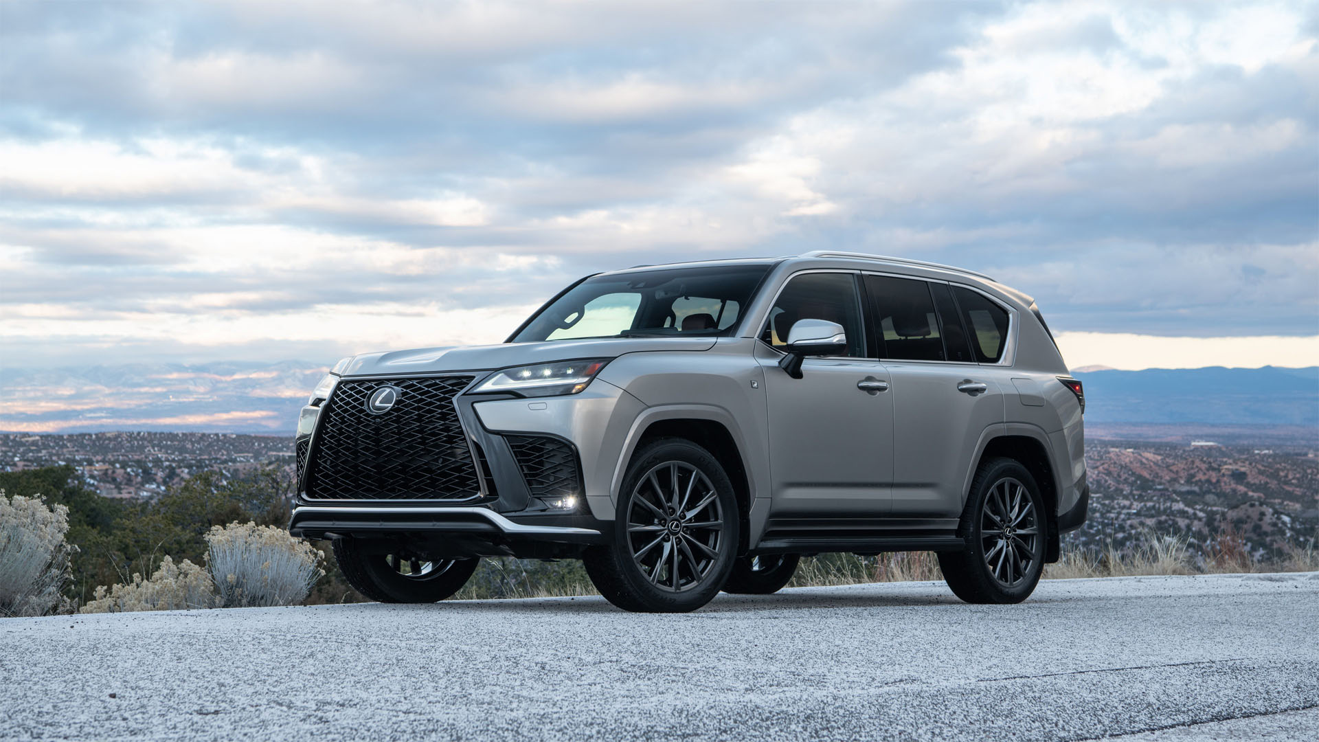 LX-ИЙН ТҮҮХЭН ДЭХ АНХНЫ F SPORT ЖОЛООДЛОГО